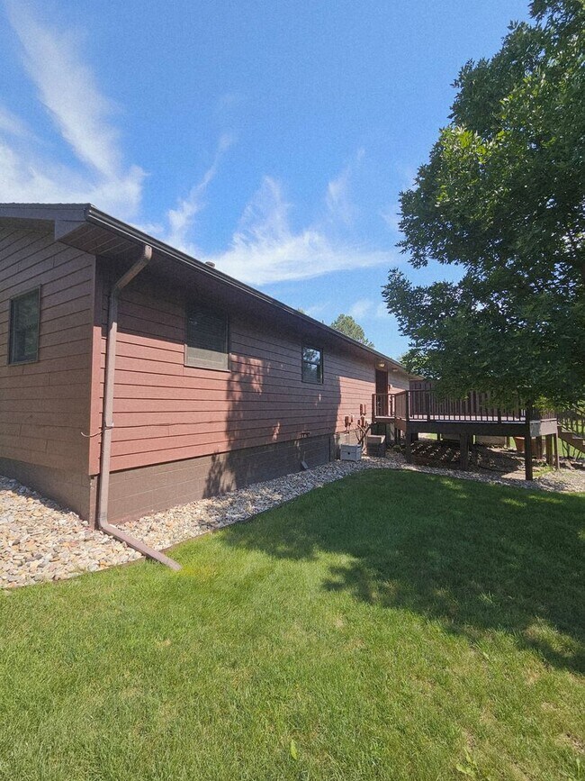 Building Photo - 2 BEDROOM | 1 BATH | SINGLE LEVEL | GARAGE...