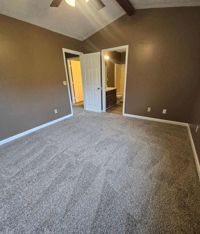 Building Photo - FRESHLY UPDATED TOWHOME.