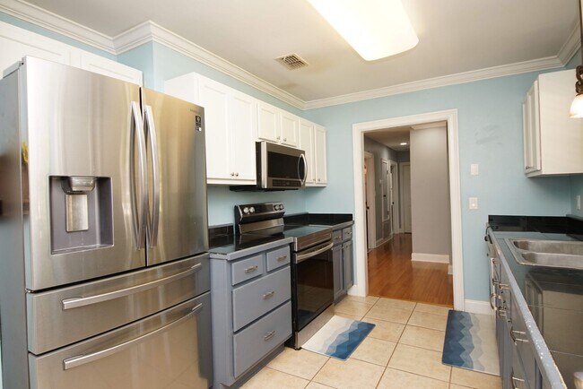 Building Photo - Central Niceville Location