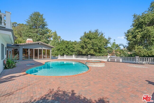 Building Photo - 3200 Oakley Dr