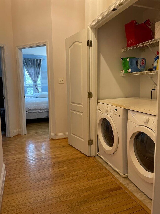 Building Photo - Three Bedroom Townhouse on Eisenhower Aven...