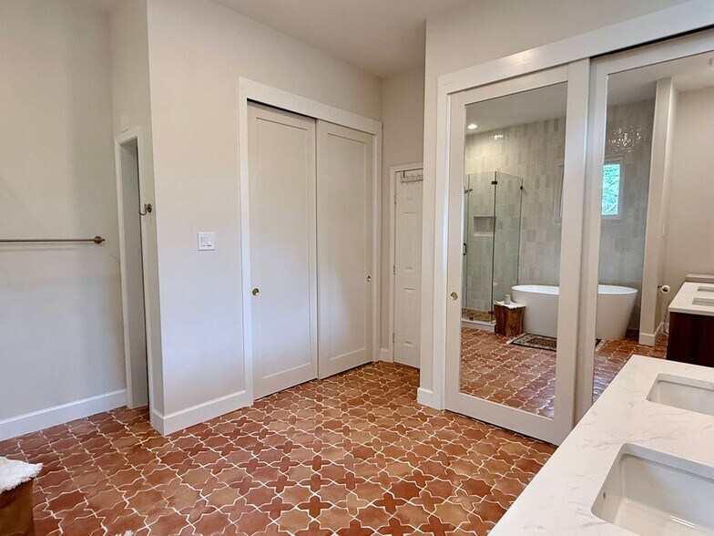 Building Photo - 2205 Tanglevine Dr