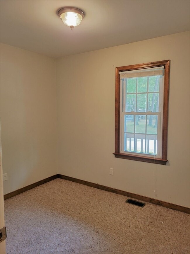 Building Photo - Spacious 3 bedroom 2 bath rancher availabl...