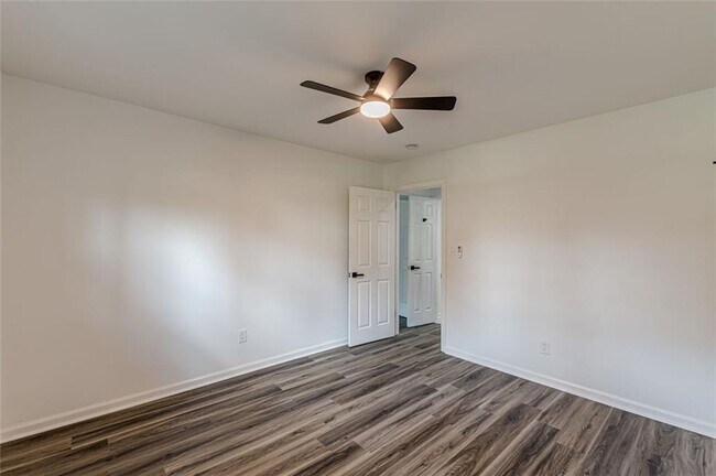 Building Photo - 2352 Glendale Dr