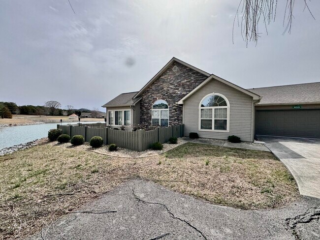 Building Photo - 433 Deer Lake Pl