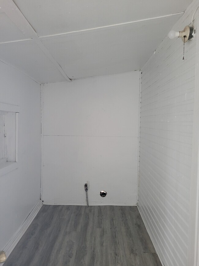 Laundry Room - 1371 E Blaine St