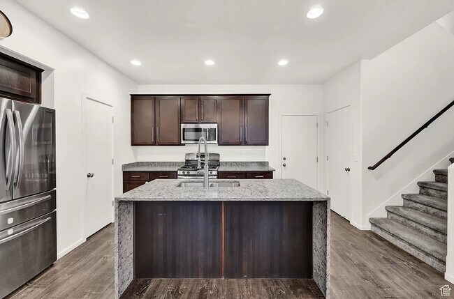 Building Photo - 1616 E Maple Way