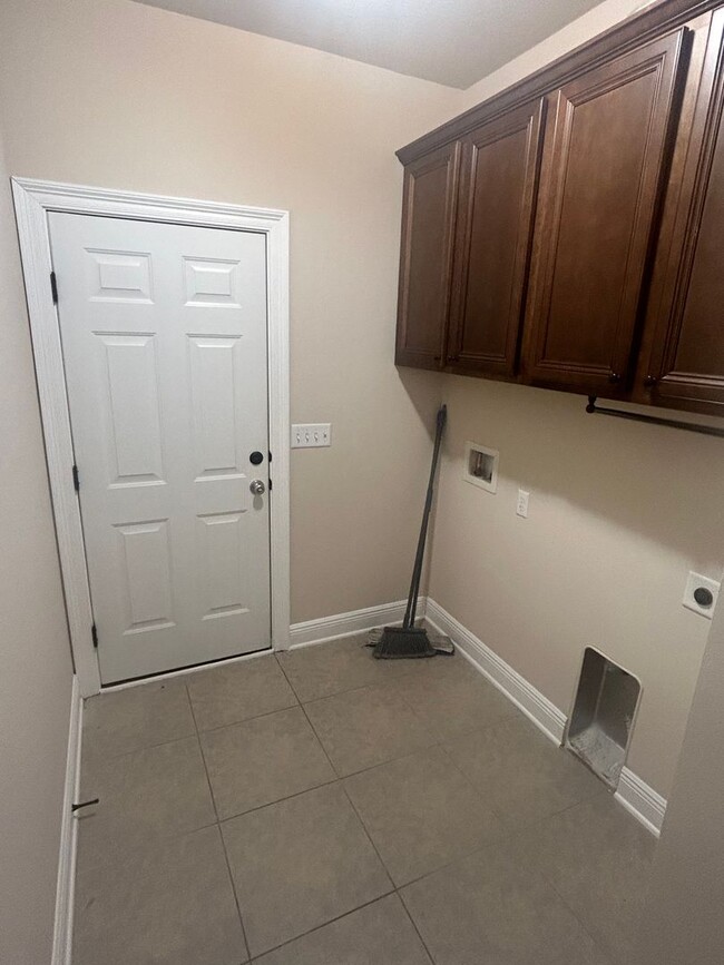 Building Photo - 3 Bedroom / 2 Bathroom Home on Corner Lot ...
