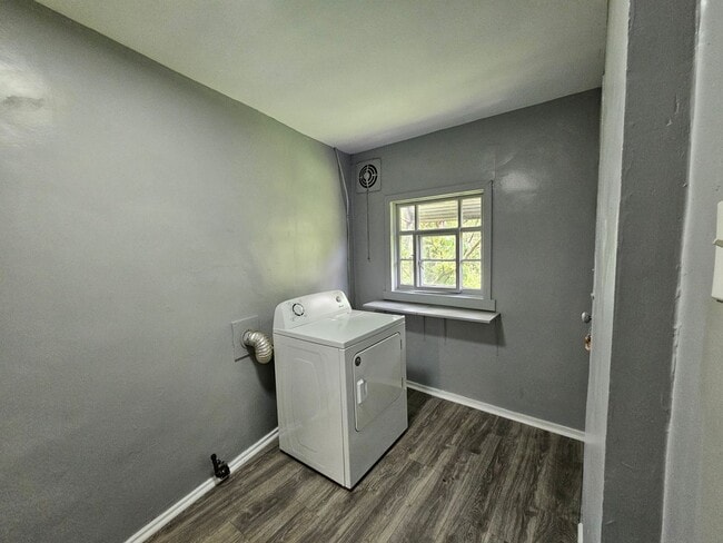 Building Photo - Spacious 3 bedroom 1 bath house for rent i...