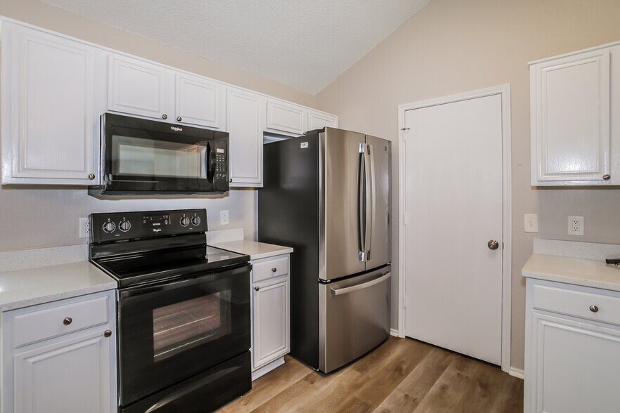 Building Photo - 10529 Flamewood Dr