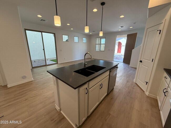 Building Photo - 1223 W Sparrow Dr