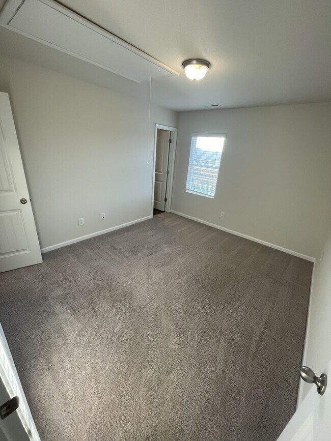 Building Photo - 2 bd 2.5 ba townhome