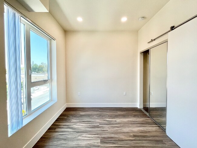 Building Photo - 1037 Dewey Ave