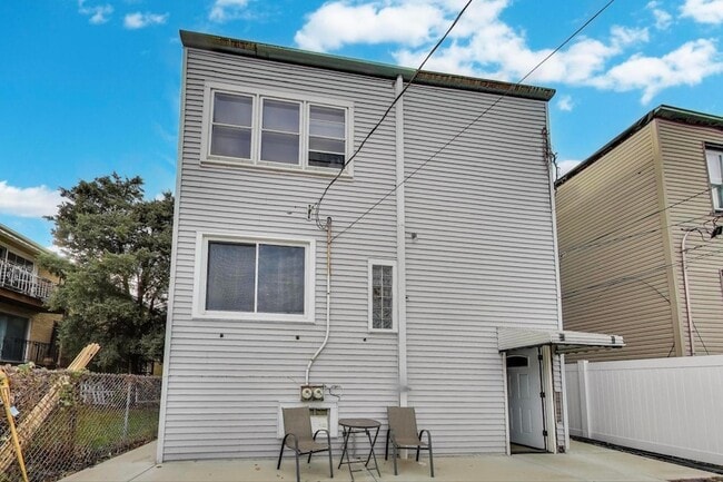 Building Photo - 1337 S Austin Blvd