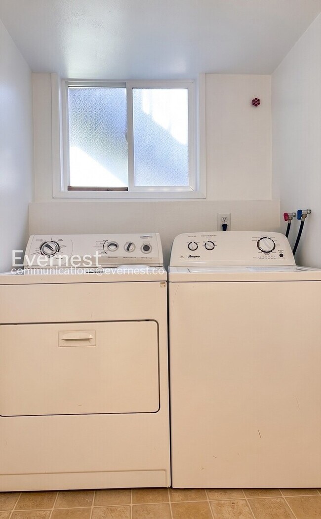 Building Photo - 3-Bed/2.5-Bath Home with Fenced Yard & Attached Garage/Available Now!