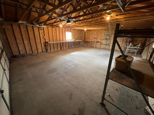 Building Photo - 2 bedroom house, huge 2 car garage, large ...