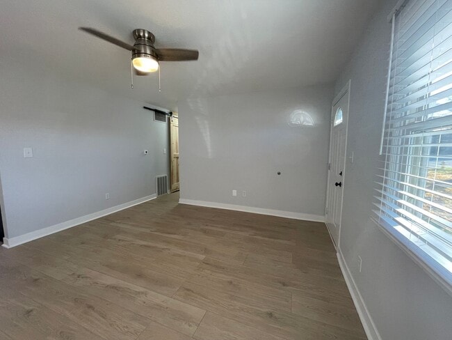 Building Photo - MOVE IN SPECIAL! Three Bedroom Home in Portage