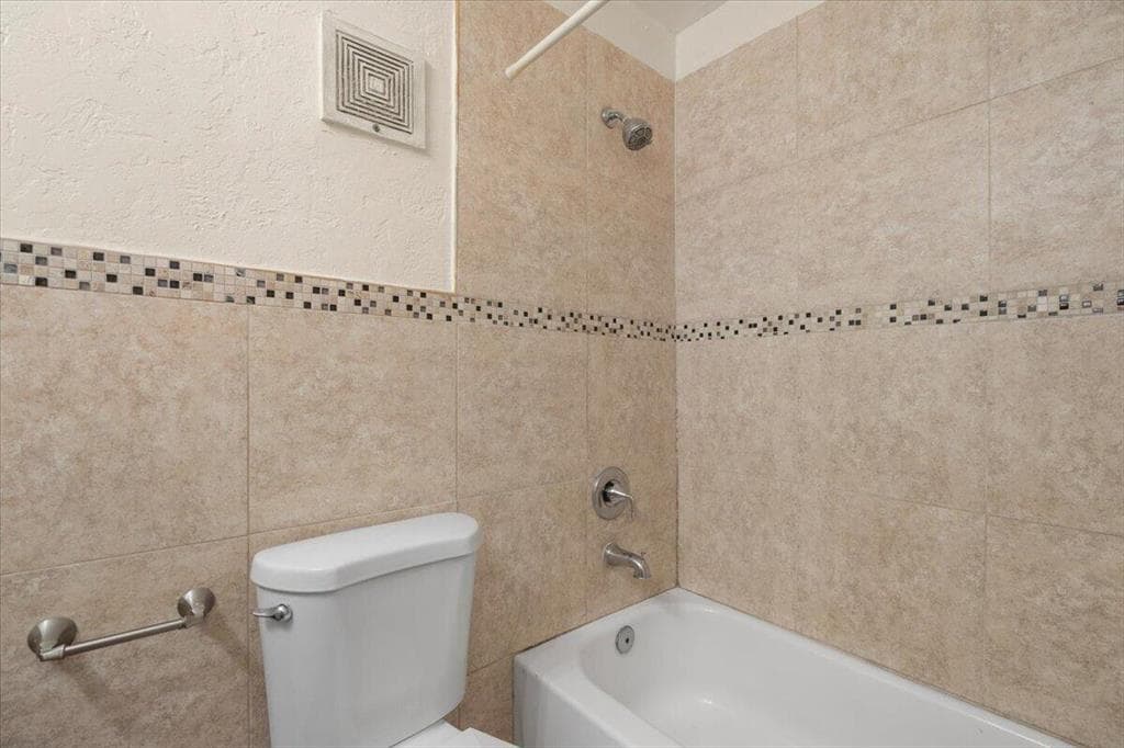 Building Photo - 5540 Lakewood Cir S