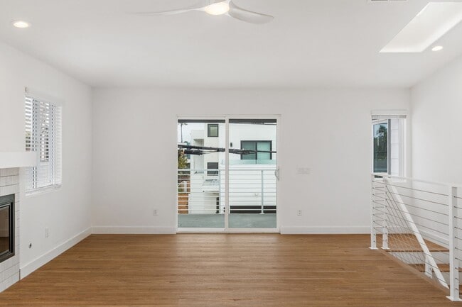 Building Photo - Luxurious Coastal Retreat with Stunning Ocean Views