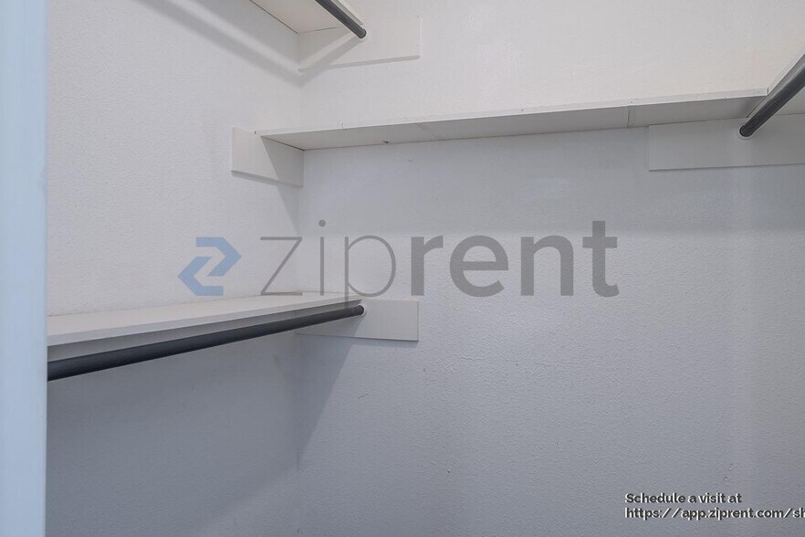 Building Photo - 2052 Lakeside Dr