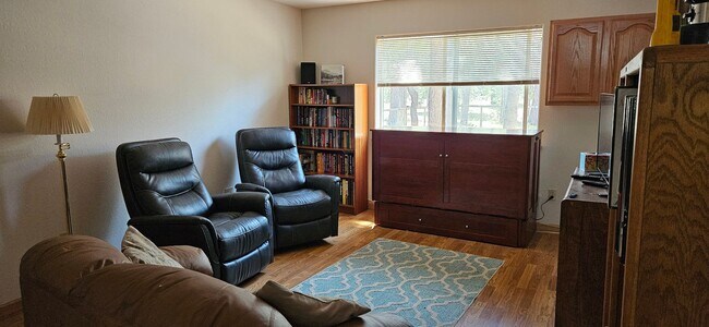 Building Photo - Large furnished mountain home walking distance to the river --- Available October 1