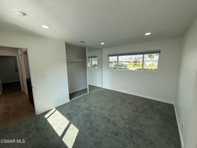 Building Photo - 102 W Alta Green