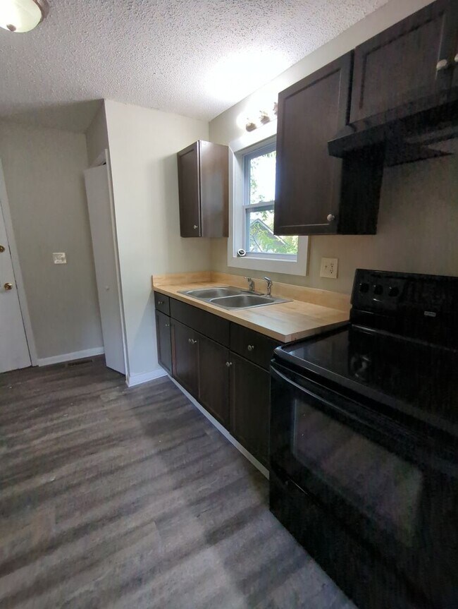 Building Photo - Coming Soon! Cute Renovated House
