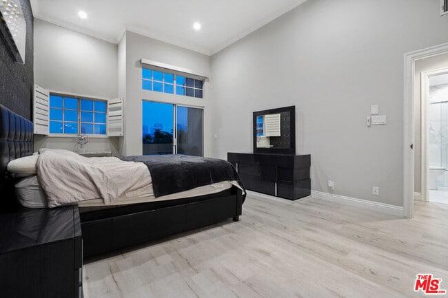 Building Photo - 10627 Ashton Ave