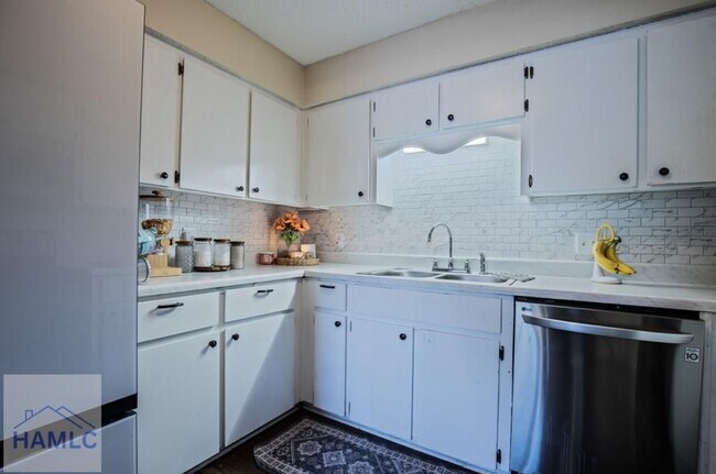 Building Photo - 615 Scott St