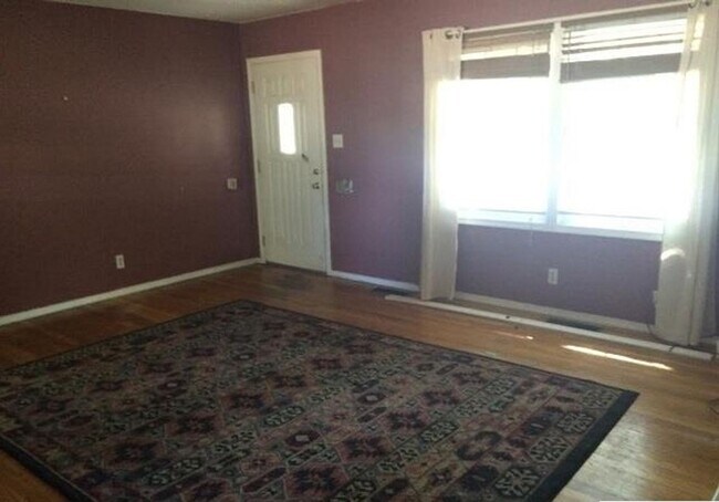 Building Photo - REDUCED TO LESS THAN $750 PER ROOMATE - CL...