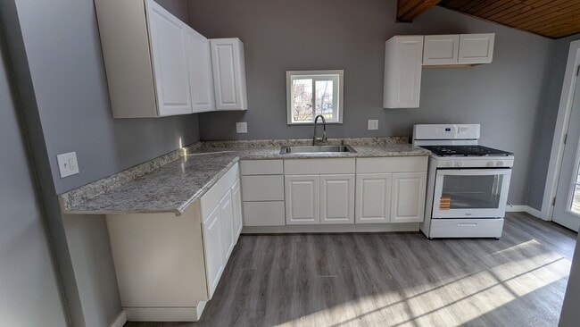 Building Photo - Charming 3-bedroom, 1-bathroom home located in the heart of Akron