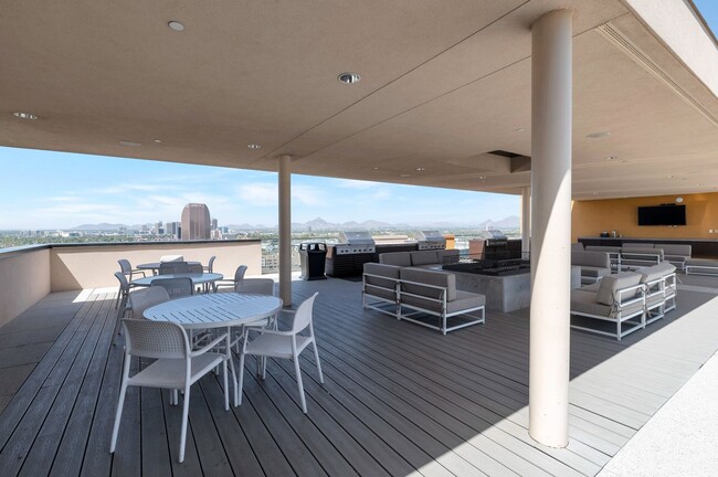 Building Photo - Luxury Condo in the Heart of Downtown Phoe...