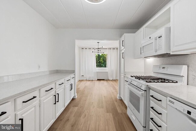 Building Photo - 4800 Chevy Chase Dr