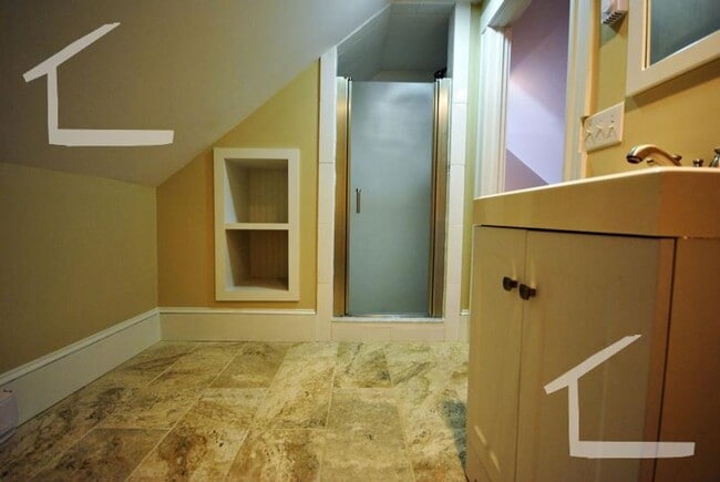 Building Photo - Huge, fully renovated 4 bed 2 bath duplex!