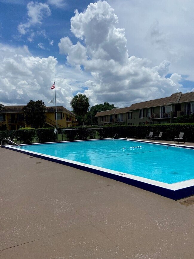 Building Photo - Two bedroom & Two bathroom Condo with balcony and laundry facilities