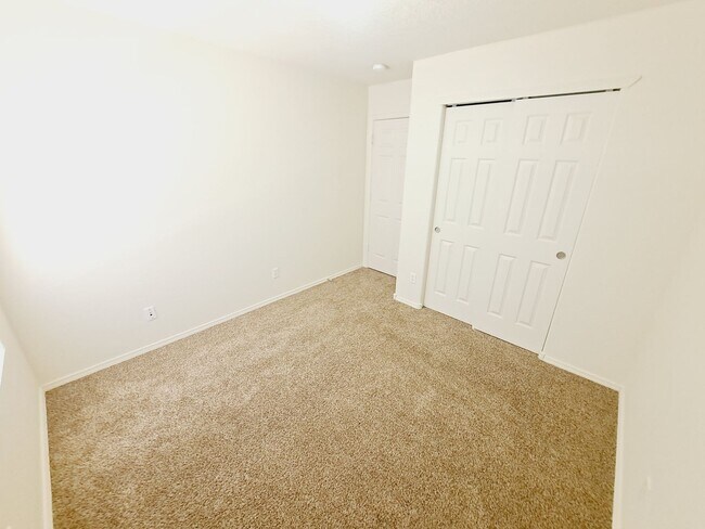 Building Photo - 3 bed 2 bath home in Huning Ranch!