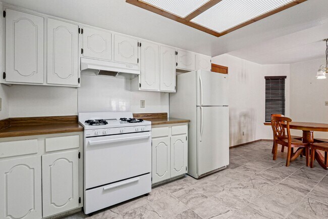 Building Photo - 724 Martha Gale Dr