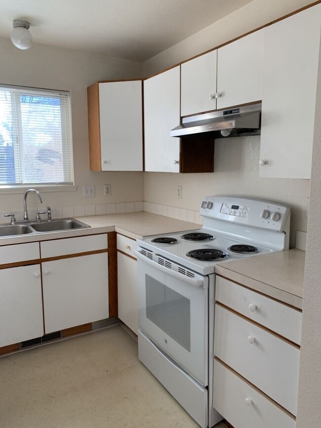 Building Photo - STUDENTS WELCOME! 4 Bed 2 Bath House 1 Blo...