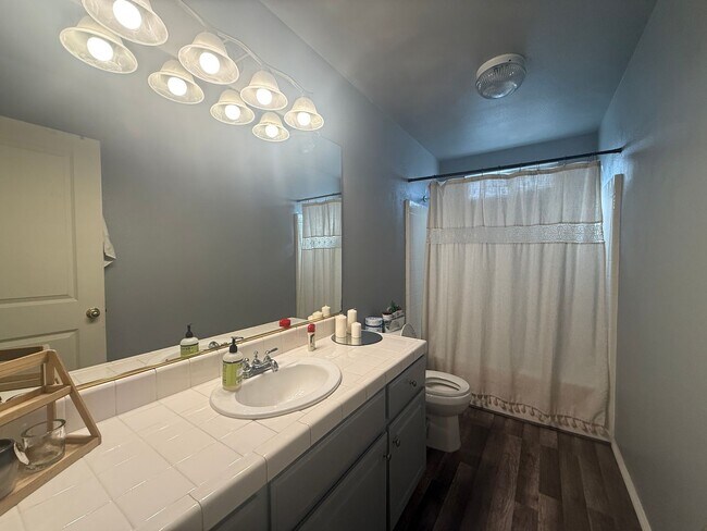 Building Photo - 3 bedrooms, 2 full bathrooms single-story home located in the heart of Visalia, CA.