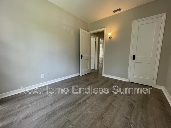 Building Photo - 2887 Lenox Ave