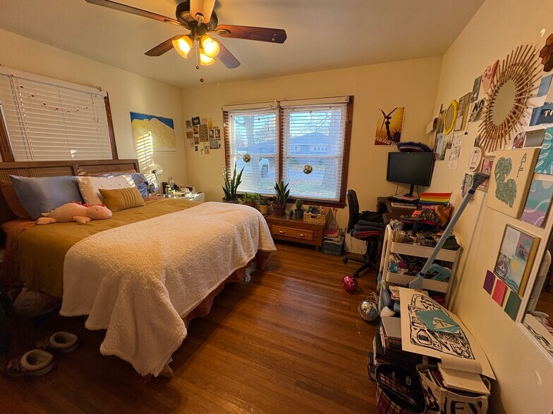 Building Photo - 901 E Scott St