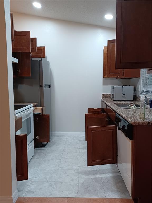 Building Photo - 707 Dromedary Dr