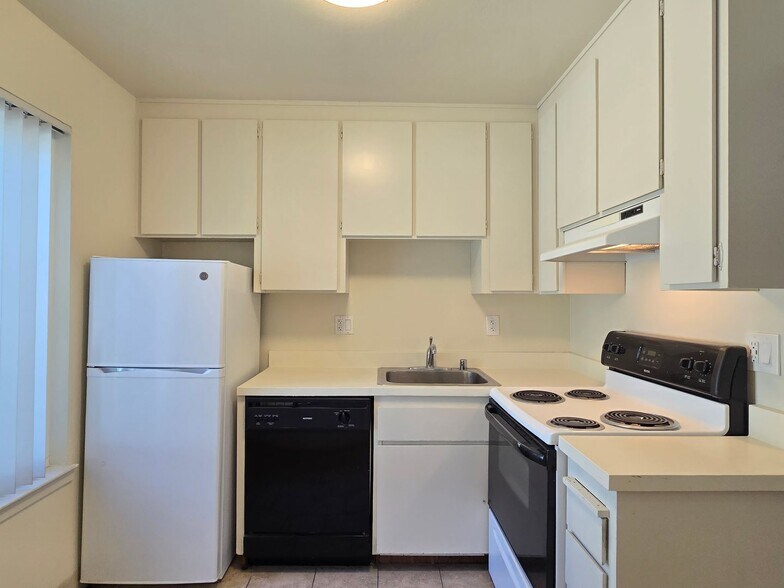 Building Photo - 935 Azure St