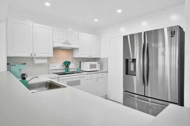 Building Photo - 3725 S Ocean Dr