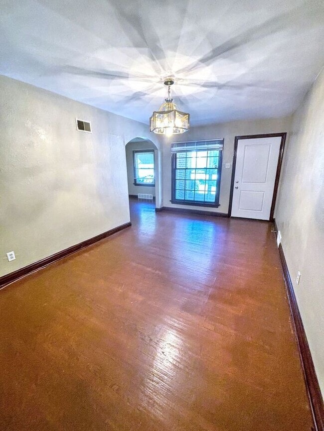 Building Photo - Adorable 2-Bedroom Home with Great Space /...