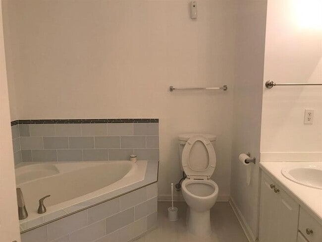 Building Photo - 375 North Highland Avenue Northeast