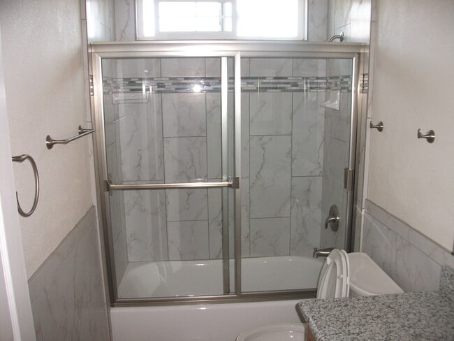 Building Photo - 4 bedroom home/ 2.5 Bath Single Family Hom...