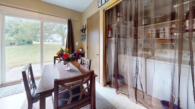 Building Photo - Attached Garage - Spacious 2 bedrooms