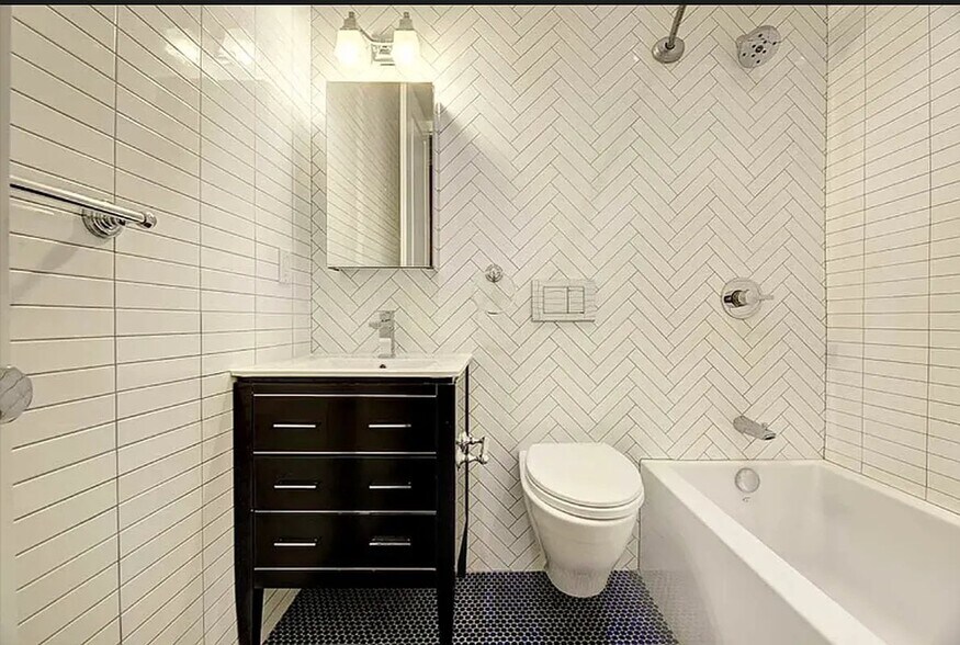 Building Photo - 313 E 92nd St