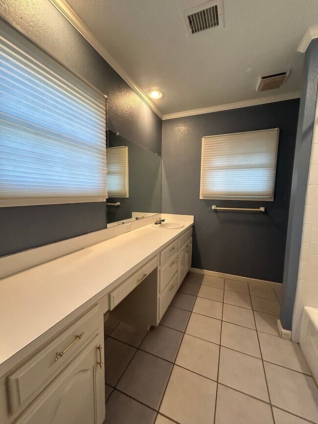 Building Photo - Beautiful Large Family Home!!!